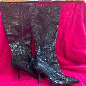 Calf high patterned heeled boots with zipper